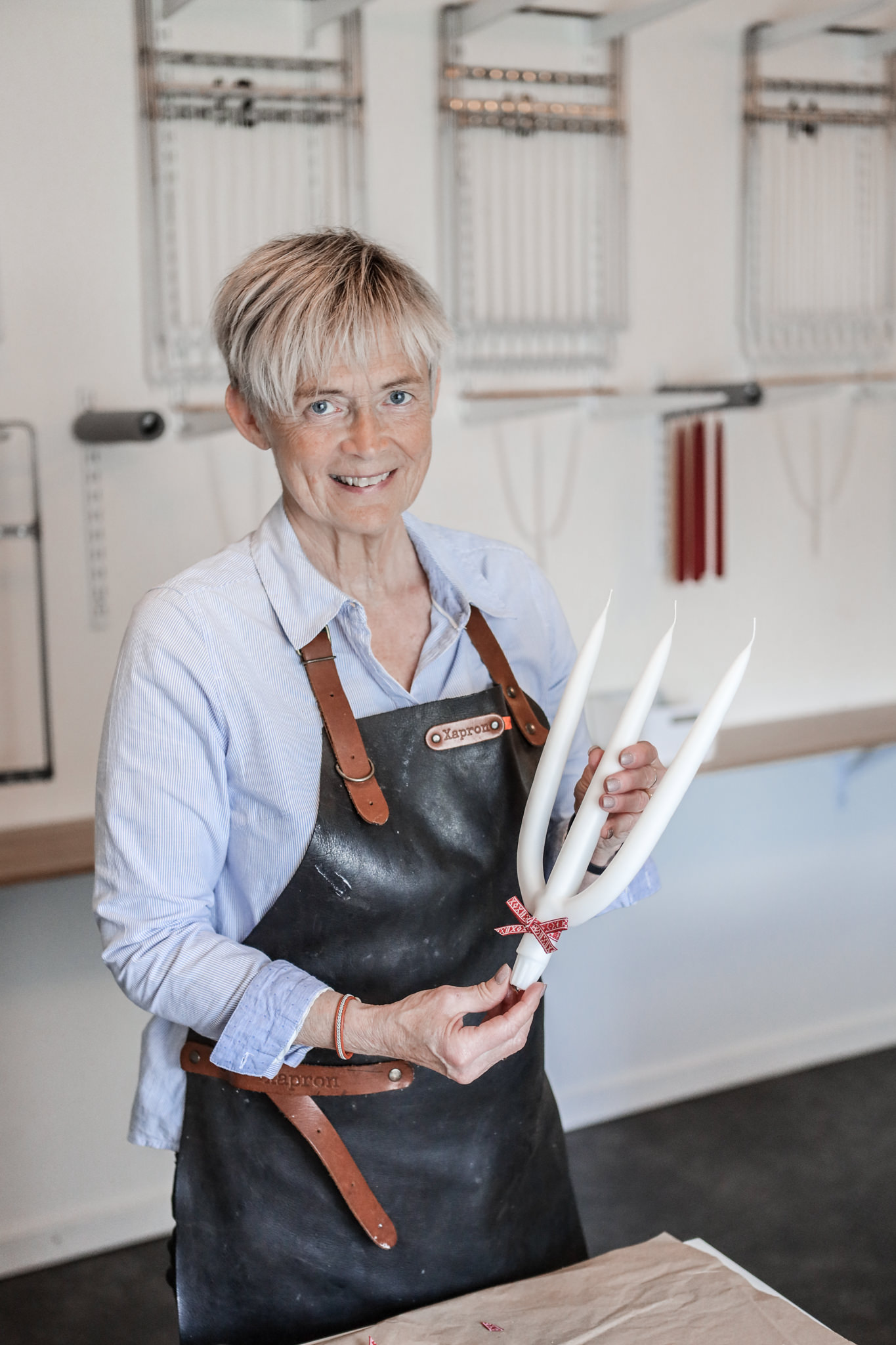 Handstöpta ljus hänger på tork